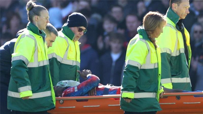 25 Stiche: Mateta nach brutalem Foul aus dem Krankenhaus Mateta musste auf dem Platz mit Sauerstoff versorgt werden.