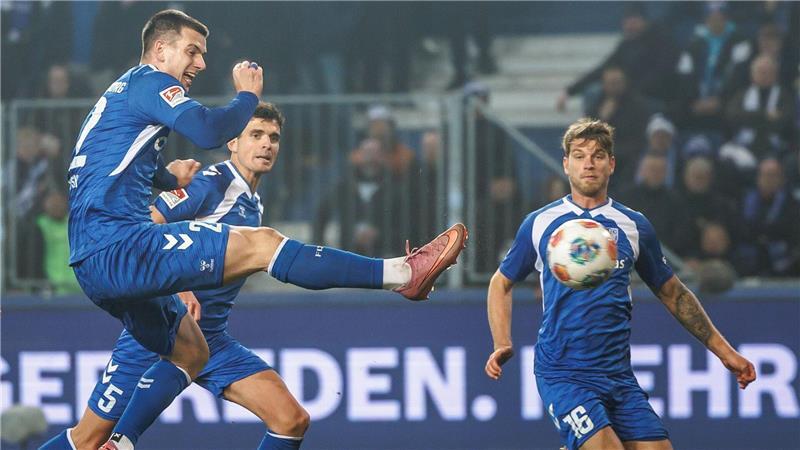 Mateusz Zukowski (l) trifft artistisch zum 1:0.