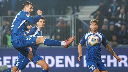 Mateusz Zukowski (l) trifft artistisch zum 1:0.