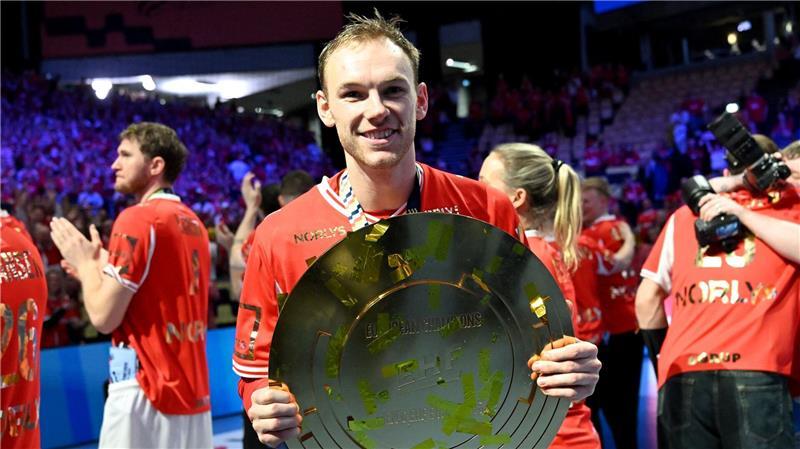Mathias Gidsel (Dänemark) feiert mit der EM-Trophäe.