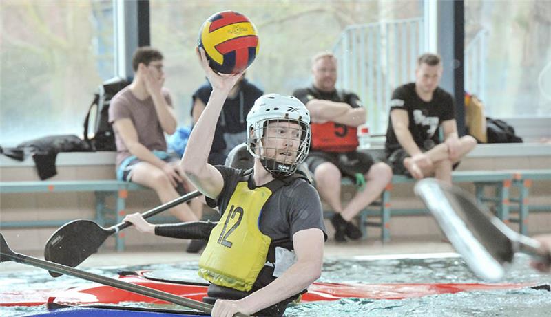 Buxtehuder Kanupolo-Teams setzen sich gegen Favoriten durch Mathias Holtmeier schaffte es mit dem Buxtehuder Team 2 ins Finale gegen Buxtehude 1.