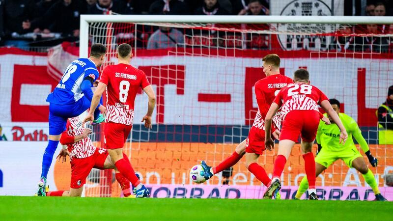 Serien gehen weiter: 1:1 zwischen Freiburg und Darmstadt Mathias Honsak (l) markierte Darmstadts Tor in Freiburg.