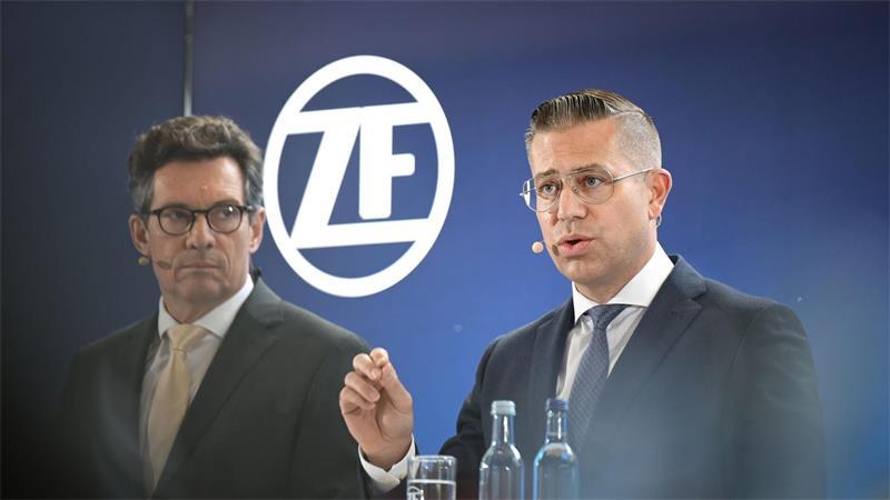 Mathias Miedreich (rechts) steuert ZF durch die Krise. Neben ihm: Finanzchef Michael Frick. (Archivbild)