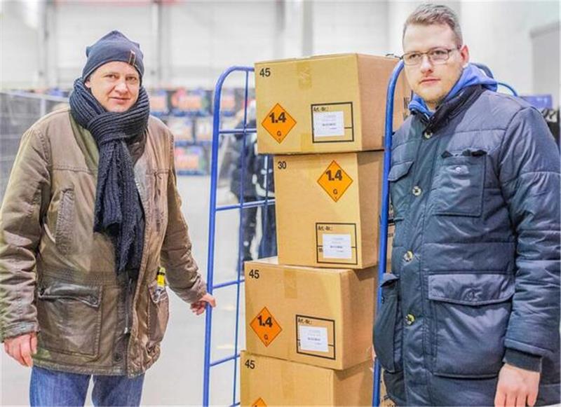 Mathias Neiß (links) und Patrick Hundt gehörten zu den ersten Kunden beim Werksverkauf. Ihr Feuerwerk in Vechta soll sechs Stunden dauern.