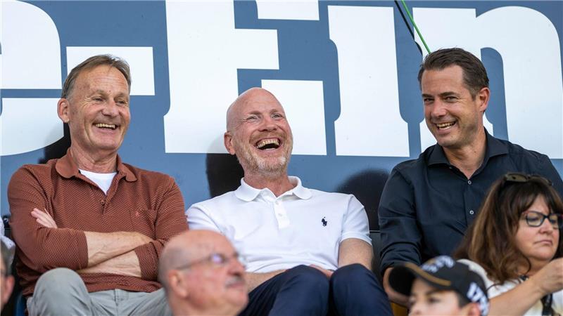 Bericht: Neuer Vertrag und neue Aufgabe für Sammer beim BVB Mathias Sammer (M) dürfte Borussia Dortmund in einer etwas anderen Rolle erhalten bleiben.