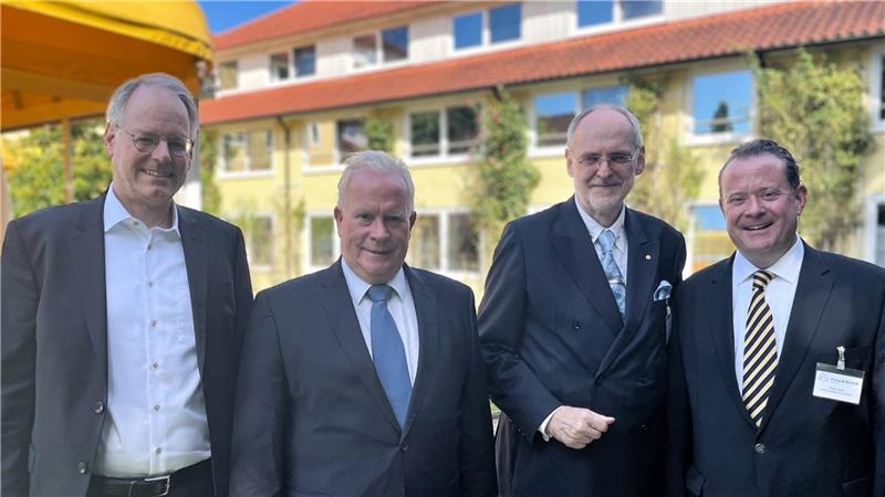 Mathias Schröder (von links) und Günther Jahnke von Haus und Grund Stade und Dr. Hans Reinold Horst und Timm Voss von Haus und Grund Niedersachsen.