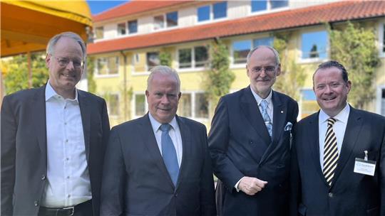 Mathias Schröder (von links) und Günther Jahnke von Haus und Grund Stade und Dr. Hans Reinold Horst und Timm Voss von Haus und Grund Niedersachsen.