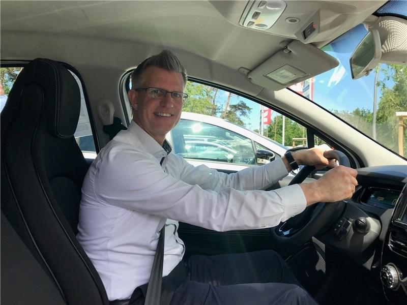 Mathias Süchting am Steuer eines der E-Autos.