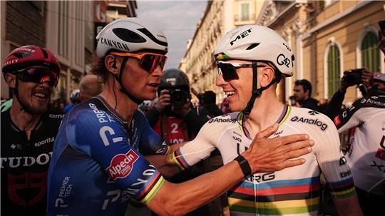 Mathieu van der Poel und Tadej Pogačar: Wer gratuliert am Sonntag wem? (Archivbild)