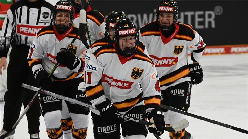 Mathilda Heine ist mit 16 Jahren die jüngste deutsche Eishockeyspielerin bei Olympia. (Archivbild)