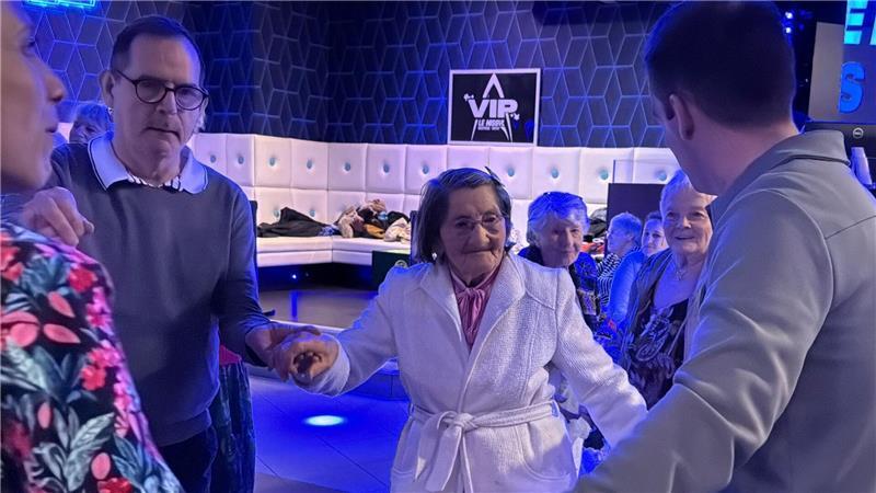 Mathilde Bouhee tanzt mit Betreuern und anderen Heimbewohnern in der Disco.