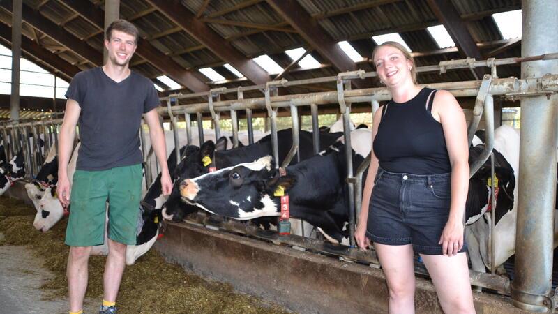 Hightech in der Landwirtschaft: Wenn ein Roboter Kühe melkt Mathis Martens und Inger Meyer erklären am 22. September, wie auf dem Hof Martens Roboter eingesetzt werden.