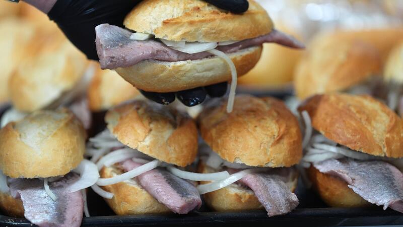 Matjes und Zwiebelringe sind der klassische Belag des Fischbrötchens. Am 3. Mai ist Weltfischbrötchentag.