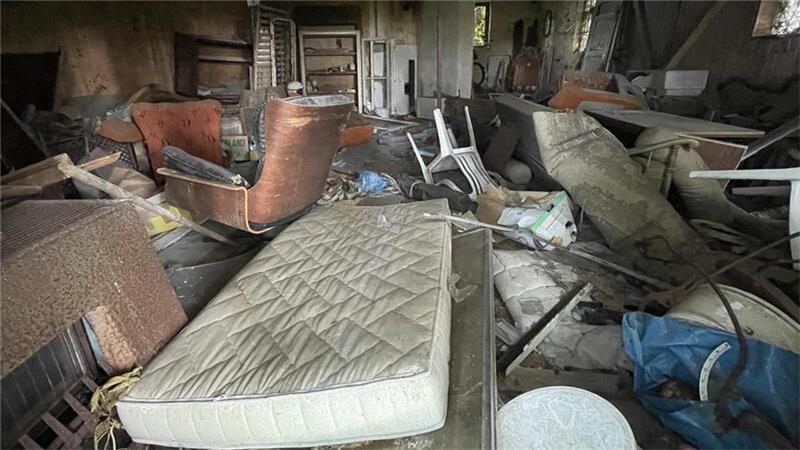 Matratzen, ein alter Sessel und jede Menge weiterer Sperrmüll - so sieht es im Inneren des Hauses aus.