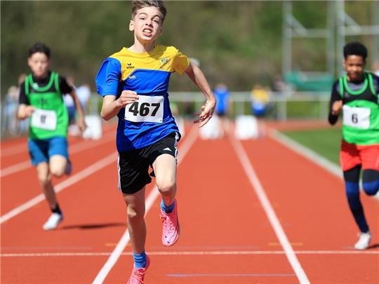 Mats Finger (BSV) beim Zieleinlauf des 75m-Laufs. Er zeigte starke Laufleistungen.