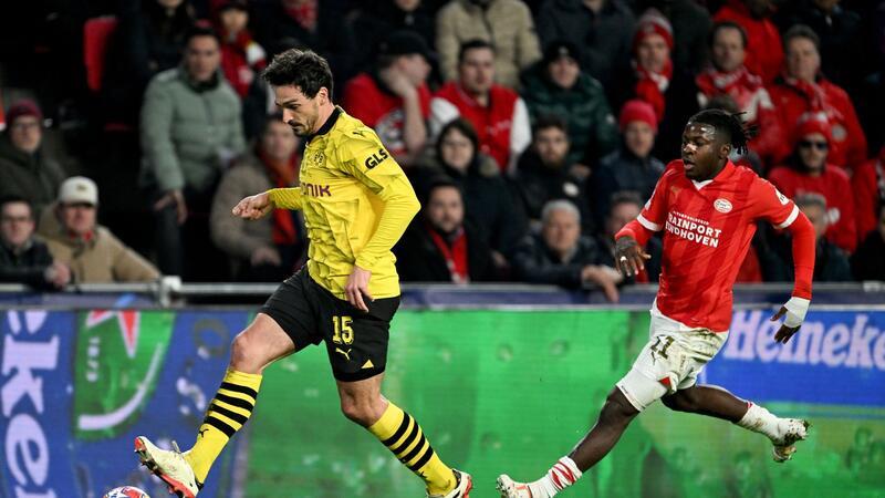 Remis in Eindhoven - Hummels hadert mit dem Schiedsrichter Mats Hummels (l) rückte für den kurzfristig erkrankten Niklas Süle in die BVB-Viererkette.