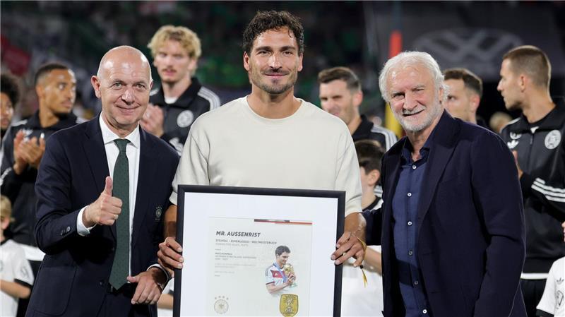 Mats Hummels (m) wurde vor dem Anpfiff geehrt