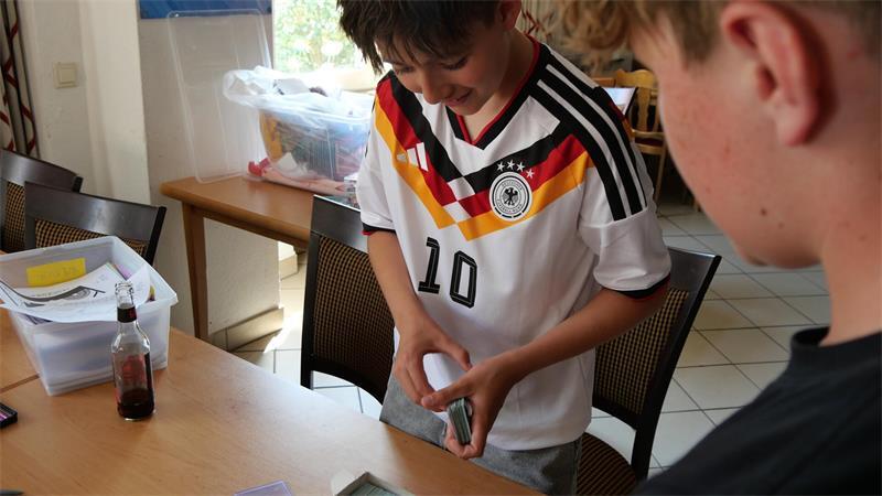 Mats und Piet tauschen in der Brüggerei WM-Sticker.