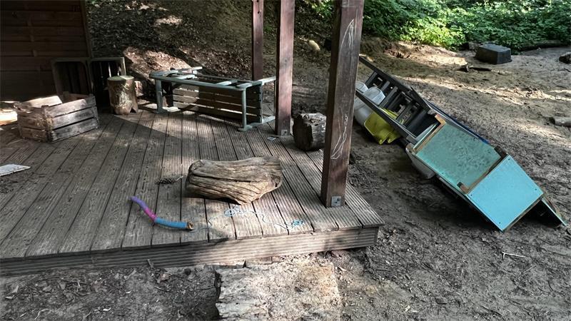 Matschküchen und Spielbereiche wurden verwüstet und umgeworfen.