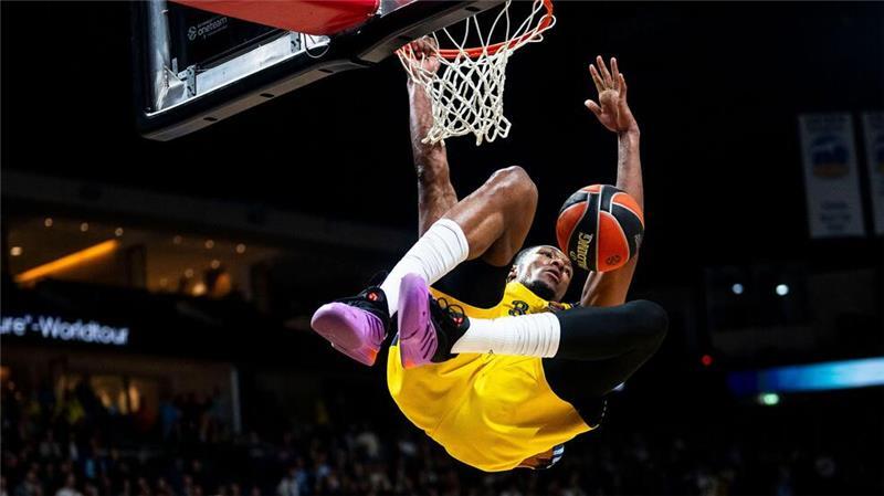 Matteo Spagnolo von Alba Berlin macht einen Dunking.