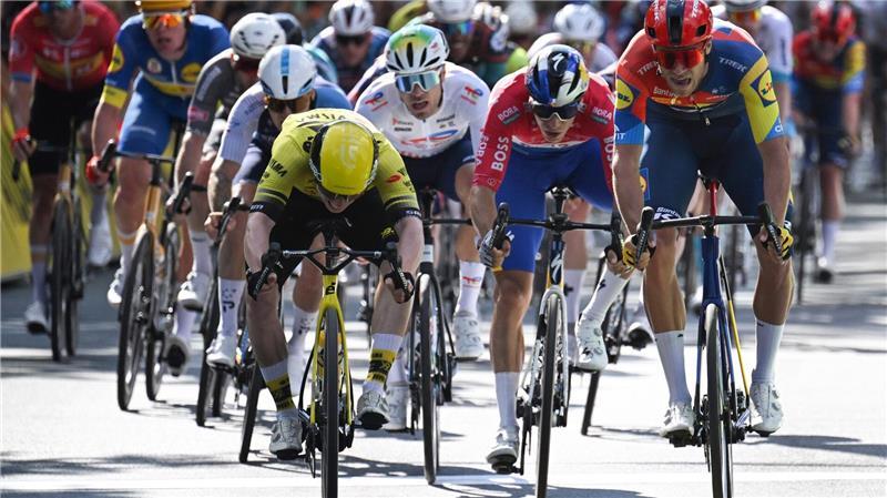 Starke Geste: Radstar Lipowitz bei D-Tour als Wasserträger Matthew Brennan (l) gewinnt den Massensprint der ersten Etappe der Deutschland Tour vor Jonathan Milan.