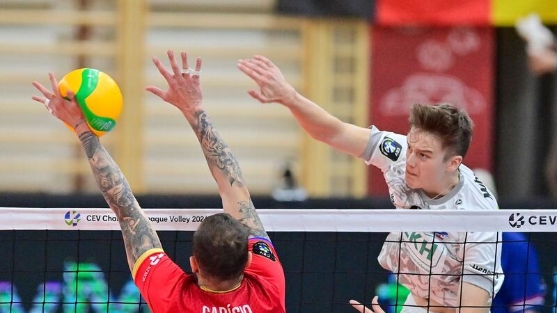 Lüneburger Volleyballer erreichen Europapokal-Finale Matthew Knigge (r) in Aktion. Lüneburg steht im Endspiel des CEV Cups.