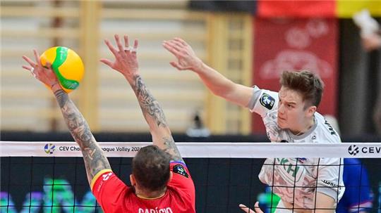 Matthew Knigge (r) in Aktion. Lüneburg steht im Endspiel des CEV Cups.