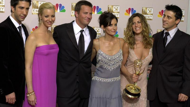 Matthew Perry steht mit seinen Schauspielkollegen aus der Serie „Friends“ David Schwimmer (l-r), Lisa Kudrow, Courteney Cox, Jennifer Aniston und Matt LeBlanc zusammen, nachdem die Sitcom 2002 bei den 54. Primetime Emmy Awards den Preis für die beste Comedy-Serie gewonnen hat.