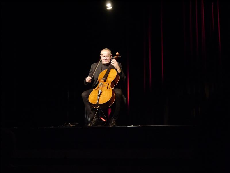 Matthias Deutschmann macht politisches Kabarett – mit Cello. Foto Albus