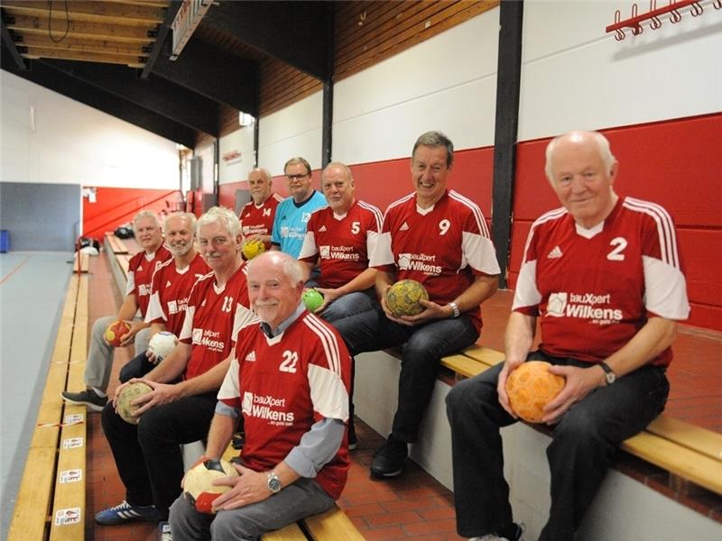 Matthias Drews, Bernhard Meyer, Herbert Becker, Ernst Krupa, Reinhard Klindworth (hinten, von links), Heinrich Meier, Dieter Wenskus, Wolfgang Glock und Manfred Brandt (vorne, von links). Foto: Scholz