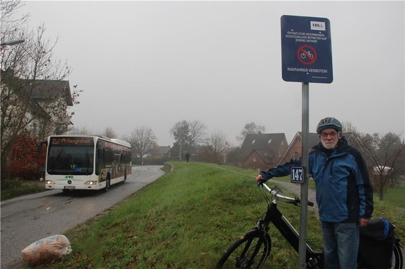 Matthias Flemming an einem der neuen Schilder, die HPA an allen Zuwegungen zum Neuenfelder Fährdeich aufgestellt hat. Foto: Michaelis