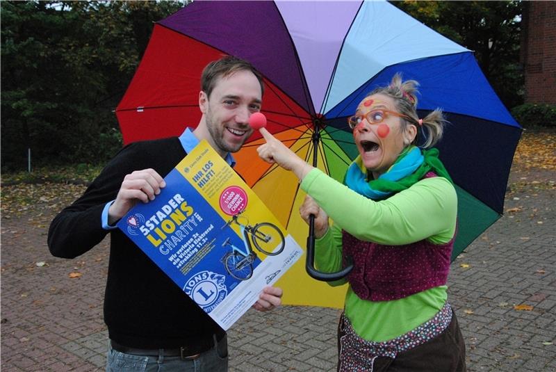 Matthias Geier von den Lions wirbt für die Charity-Lose und lässt sich von Clownin Karotti die Spaßnase aufsetzen. Foto: Stief