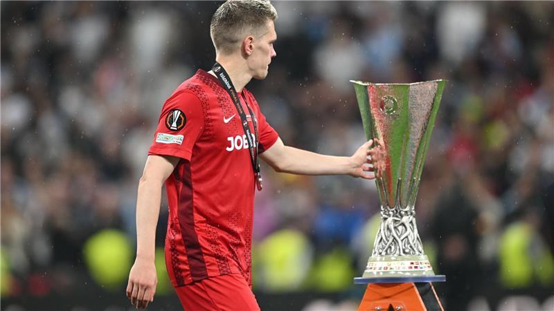 Matthias Ginter vom SC Freiburg geht nach der Niederlage gegen Aston Villa in der Europa League an der Trophäe vorbei.