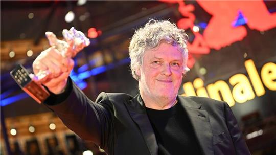 Matthias Glasner steht mit dem Silbernen Bären für das beste Drehbuch für den Film „Sterben“ nach der Preisverleihung im Berlinale Palast auf dem Roten Teppich.