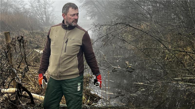 Matthias Grienitz, Gewässerwart des Stader Anglervereins, beim Einsatz an der Heidbeck.