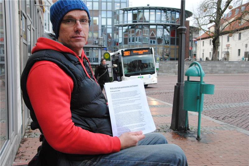 Matthias Keck verteilt am Mittwochmorgen Flugblätter auf dem Pferdemarkt in Stade.  Foto Stief