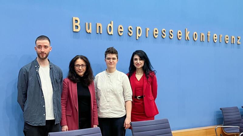 Bündnis will Demokratie vor Ort stärken Matthias Keussen (l-r), Vertreter für Deutsche Sportjugend im Deutschen Olympischen Sportbund, Yasmin Fahimi, Vorsitzende des Deutschen Gewerkschaftsbunds, Anna-Nicole Heinrich, Präsidentin der Synode der Evangelischen Kirche in Deutschland, und Eter Hachmann, Vorsitzende Dachverband der Migrant*innen in Ostdeutschland, haben einen Plan.