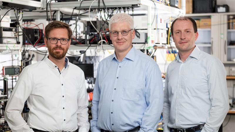 Matthias Lauermann (links), Philipp Dietrich (Mitte) und Christian Koos (rechts) forschen an photonischen Wirebonds - extrem feine, mikroskopisch kleine Drähte. (Handout)