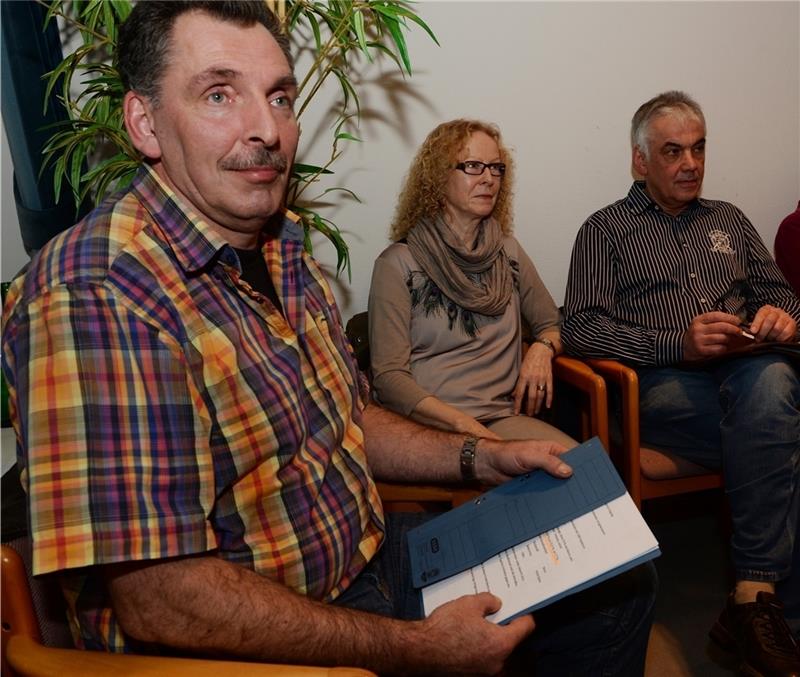 Matthias Lietzau (links) und Wilhelm Siems (rechts) , die die Position der Bürgerinitiative gegen den zentralen Kanalanschluss vorgetragen hatten, verfolgten zusammen mit Monika Siems (Mitte) gespannt die Meinungsäußerungen auf der Fredenbe