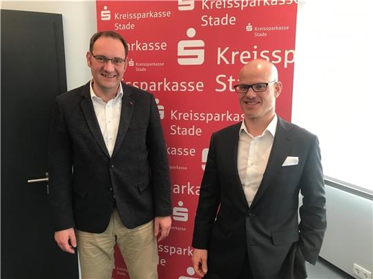 Matthias Lühmann und Berend Bohlen (rechts) leiten die Geschäfte der Kreissparkasse Stade. Foto: Wisser