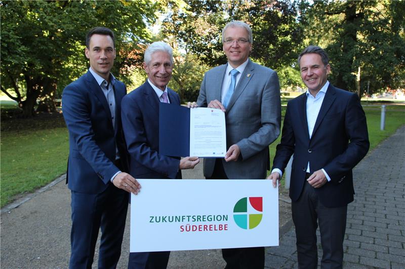 Matthias Reichert (Wirtschaftsförderung Stade), Harburgs Landrat Rainer Rempe, Landrat Jens Böther (Lüneburg) und Dr. Olaf Krüger (Süderelbe AG). Foto: LK Harburg