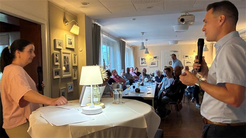 Reichert beim Kneipen-Talk – und dann kam der Kai-Seefried-Vergleich Matthias Reichert gestand im Kneipen-Talk, dass er als Junge auch mal den Tennisschläger fliegen ließ. Heute sei er ruhiger.