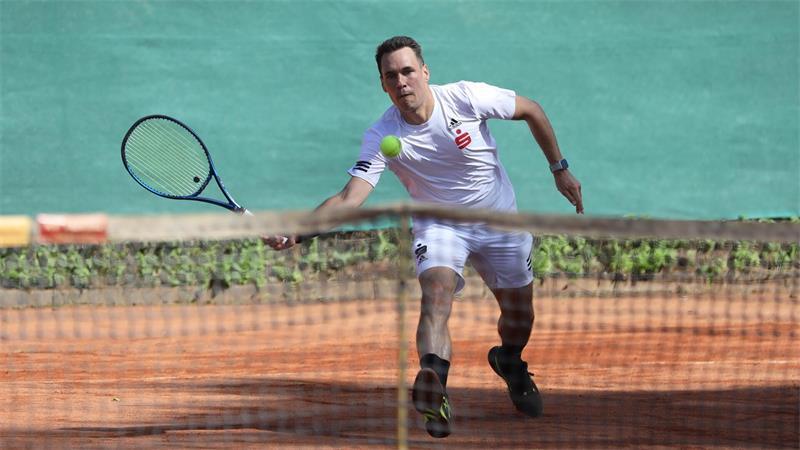 Aufschlag Reichert: Er ist der Kandidat fürs Himmelpfortener Rathaus Matthias Reichert spielt mit seiner Mannschaft vom SC Schwarz-Weiß Cuxhaven in den höchsten niedersächsischen Ligen.