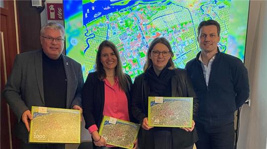 Matthias Riel, Sabrina Augustin, Sylvia Müller und Mark Schober präsentieren die Jorker Wimmelbild-Welt im Rathaus (von links).