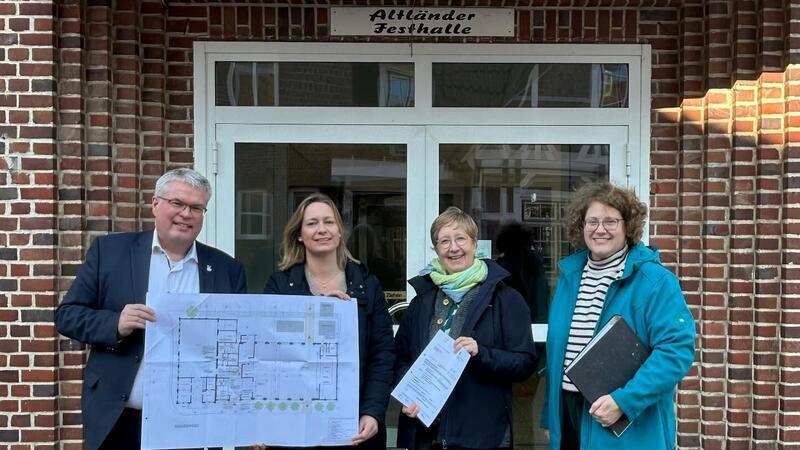 Matthias Riel, Sandra Köster, Silke Meyer, Lydia Goldschmidt zeigen stolz den Zuwendungsbescheid für die Sanierung der Altländer Festhalle (von links).