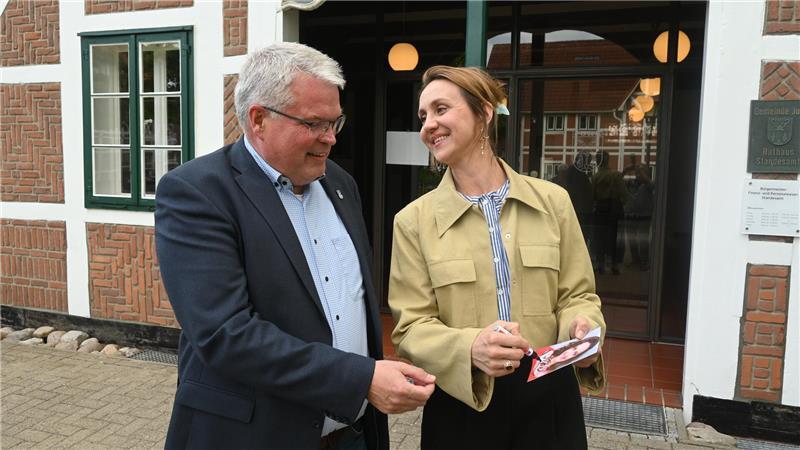 Matthias Riel bekommt ein Autogramm von Anne Roemeth.