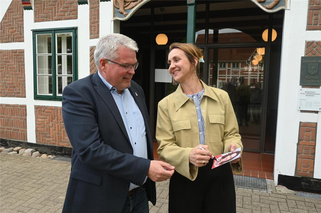 Matthias Riel bekommt ein Autogramm von Anne Roemeth.