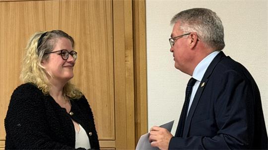 Matthias Riel und Apensens scheidende Samtgemeindebürgermeisterin Petra Beckmann-Frelock.