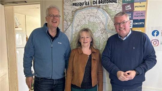 Matthias Riel und Michael Eble nehmen ihre Bürgermeisterkollegin von Arelaune-en-Seine, Maryline Miranda Teodoro, in ihre Mitte.