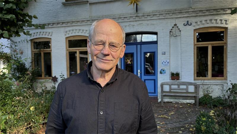 Matthias Schlüter lebt in Barnkrug im Haus seiner Großeltern. Sein Großvater war einst ein bekannter Gastwirt. „Der hat auch immer Quatsch im Kopf gehabt, so wie ich", sagt der Diakon.